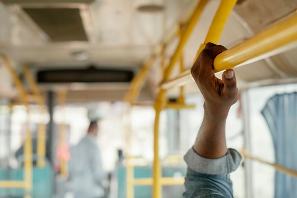 feche-mao-segurando-barra-onibus