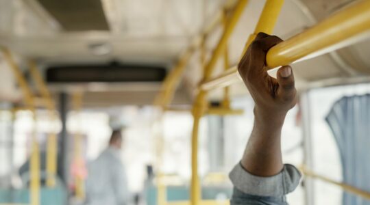 feche-mao-segurando-barra-onibus