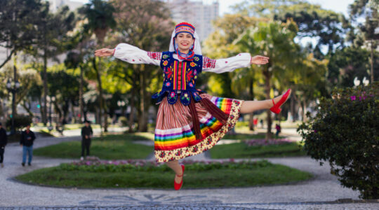 Desfile do Festival Folclórico de Curitiba, na rua XV de Novembro. 21/06/2025 Foto: Brunno Covello