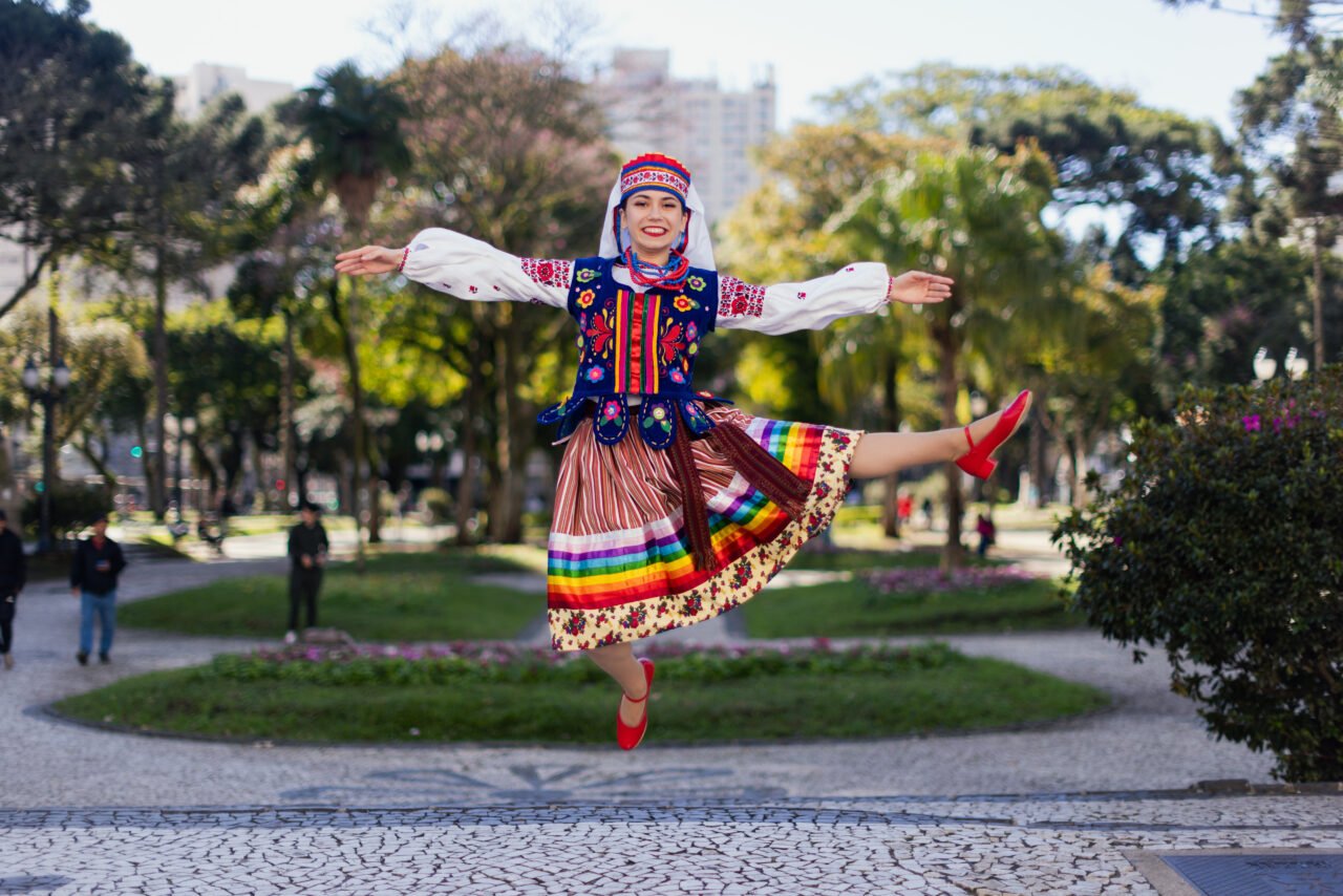Desfile do Festival Folclórico de Curitiba, na rua XV de Novembro. 21/06/2025 Foto: Brunno Covello