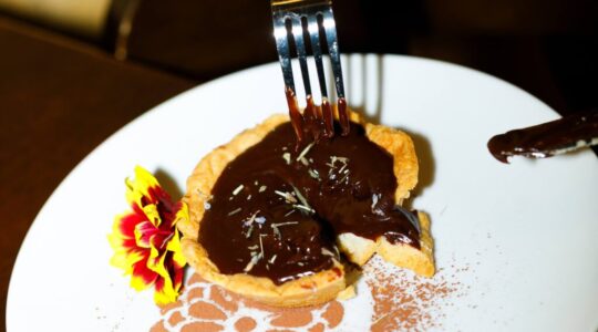 Tortinha de ganache de chocolate com lavanda (foto Iuri Poletti)