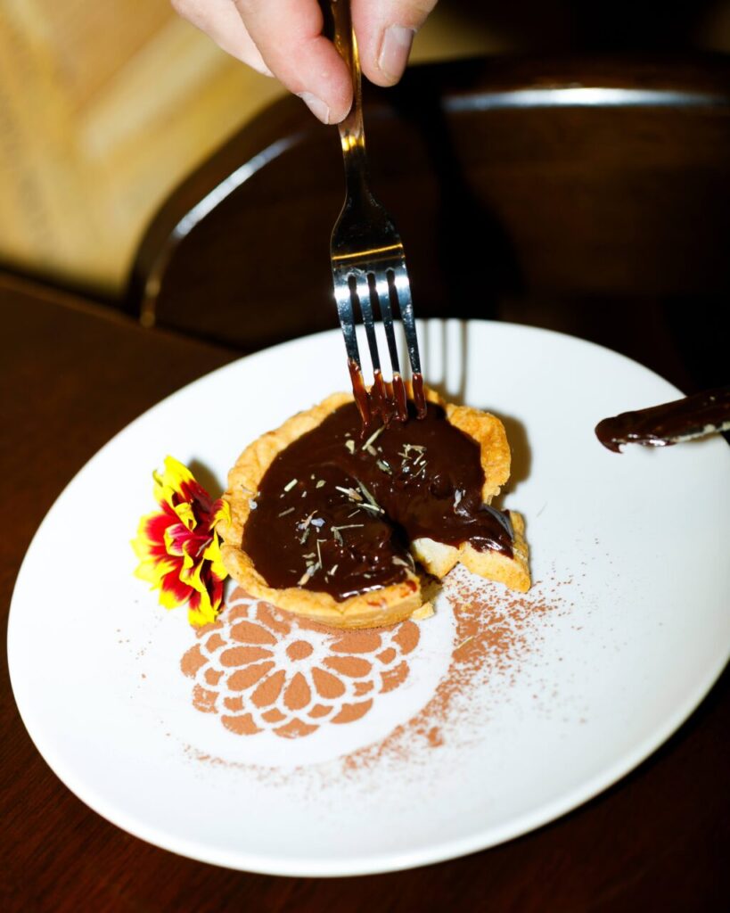 Tortinha de ganache de chocolate com lavanda (foto Iuri Poletti)