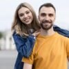 jovem-casal-fofo-sorrindo-para-camera