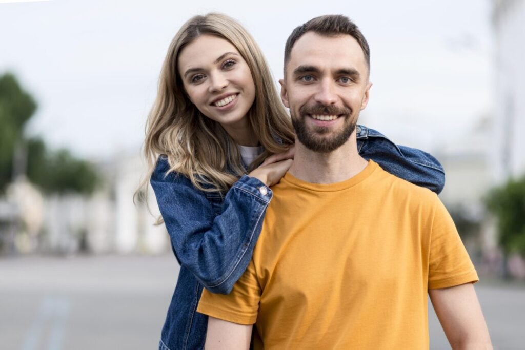 jovem-casal-fofo-sorrindo-para-camera