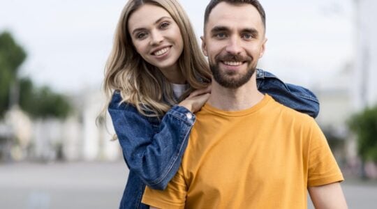 jovem-casal-fofo-sorrindo-para-camera