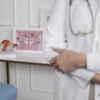 medico-embacado-de-vista-frontal-usando-estetoscopio