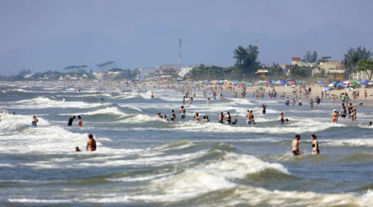 Verão Maior Paraná – imagens das praias do Paraná – corpo de bombeiros – Ferry Boat Matinhos/Guaratuba – praia Caieiras – praia Brava de Guaratuba – Policia militar patrulhando na praia – helicoptero dos bombeiros – salva vidas – banhista deficiente na