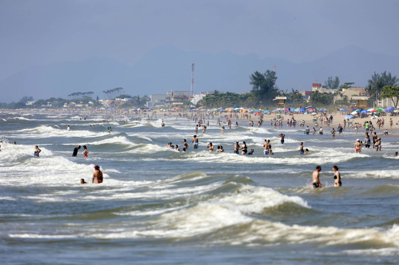 Verão Maior Paraná – imagens das praias do Paraná – corpo de bombeiros – Ferry Boat Matinhos/Guaratuba – praia Caieiras – praia Brava de Guaratuba – Policia militar patrulhando na praia – helicoptero dos bombeiros – salva vidas – banhista deficiente na