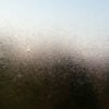 uma-foto-em-close-de-uma-janela-enevoada-com-gotas-de-agua