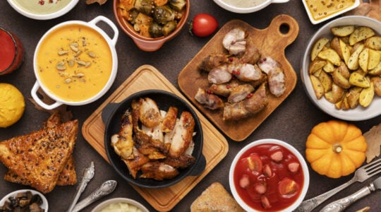 vista-de-cima-em-uma-mesa-cheia-de-comida