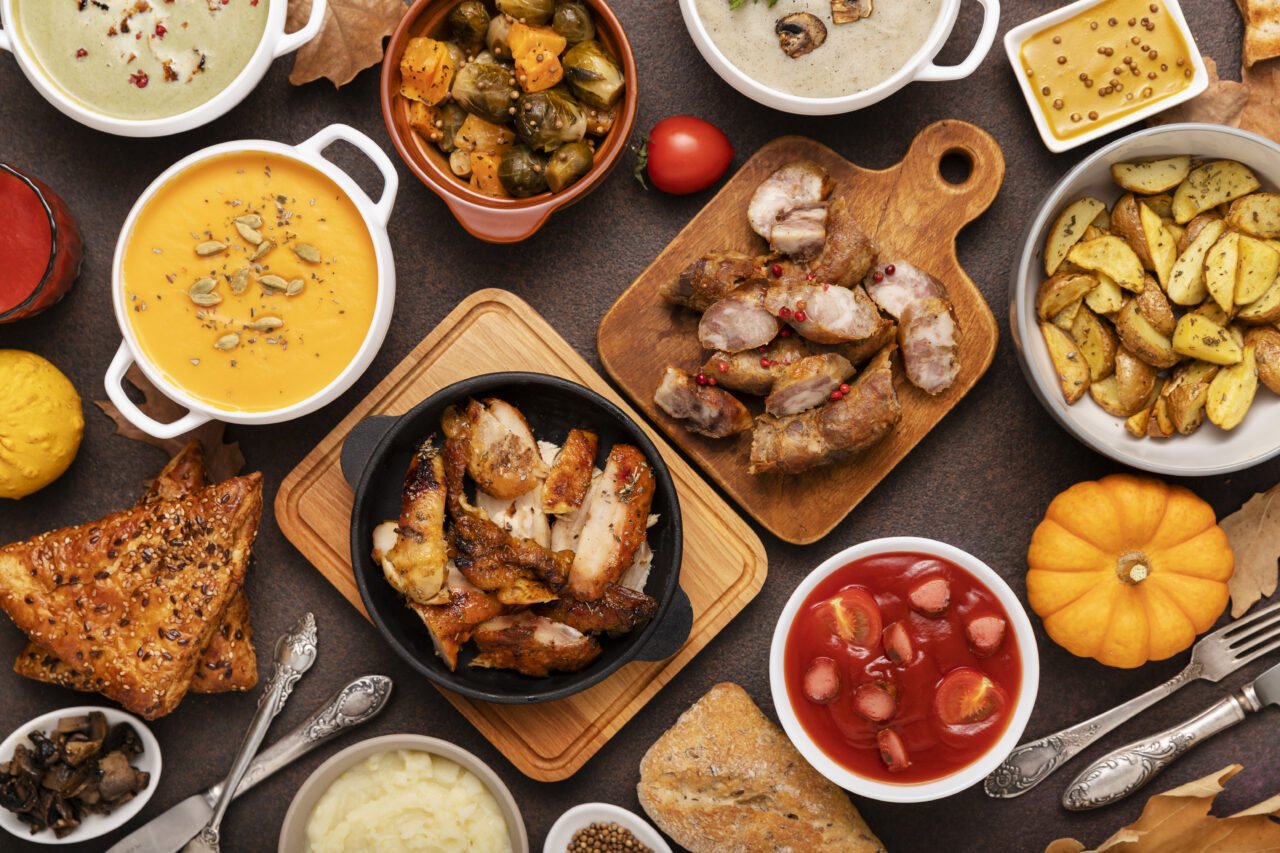 vista-de-cima-em-uma-mesa-cheia-de-comida