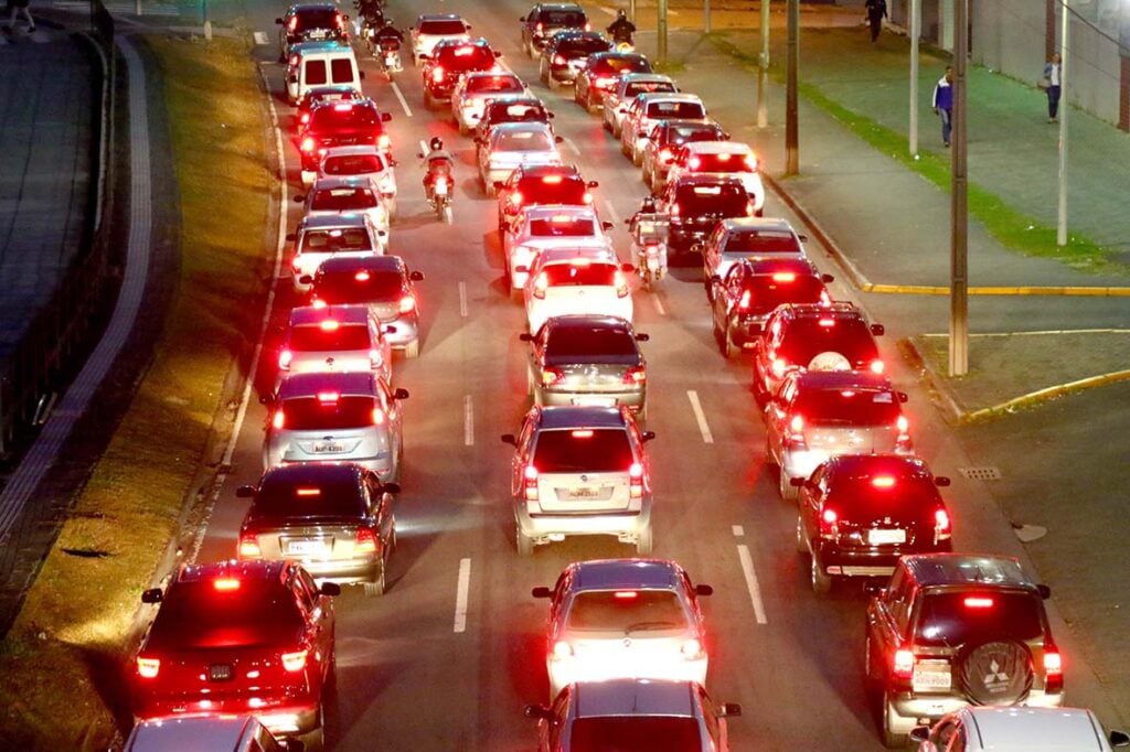 TRANSITO CARROS CONGESTIONAMENTO LINHA VERDE VEICULOS