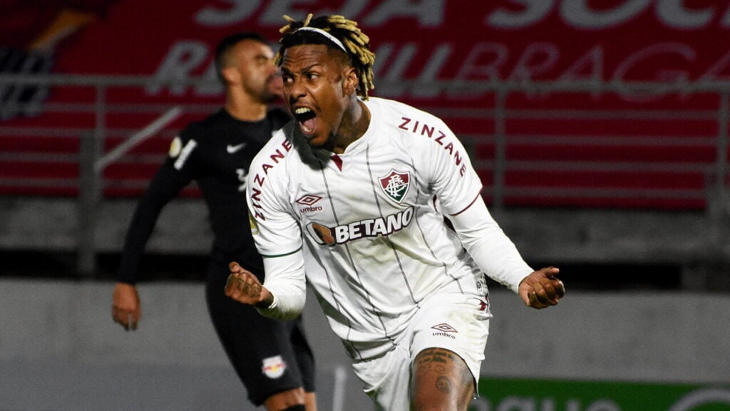 O atacante Abel Hernández comemora gol pelo Fluminense: na mira do Athletico
