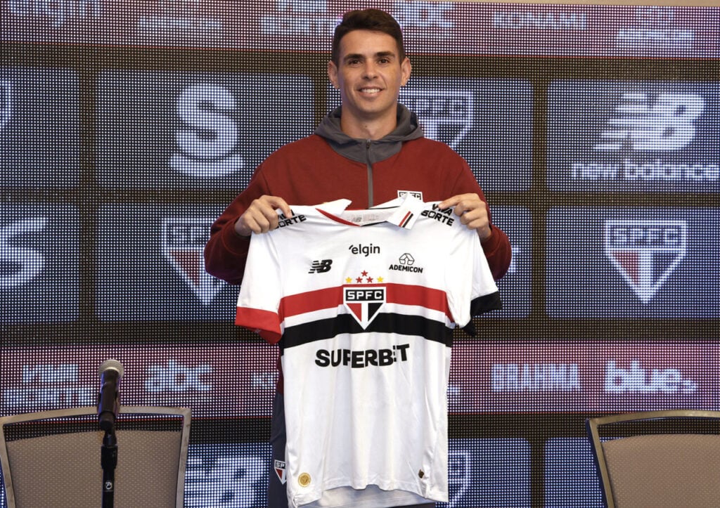 Oscar com a camisa do São Paulo: desfalque contra o Athletico