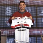 Oscar com a camisa do São Paulo: desfalque contra o Athletico