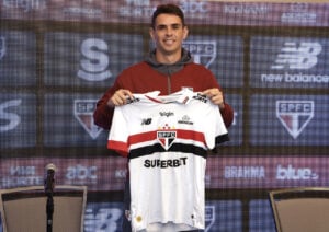 Oscar com a camisa do São Paulo: desfalque contra o Athletico