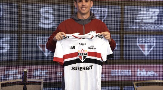 Oscar com a camisa do São Paulo: desfalque contra o Athletico