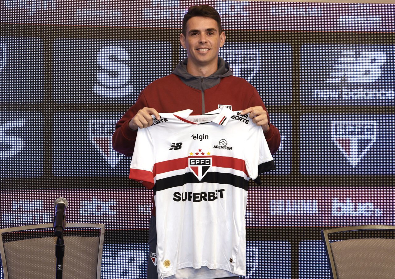 Oscar com a camisa do São Paulo: desfalque contra o Athletico