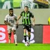 Steven Mendoza, do Athletico, contra o América