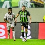 Steven Mendoza, do Athletico, contra o América