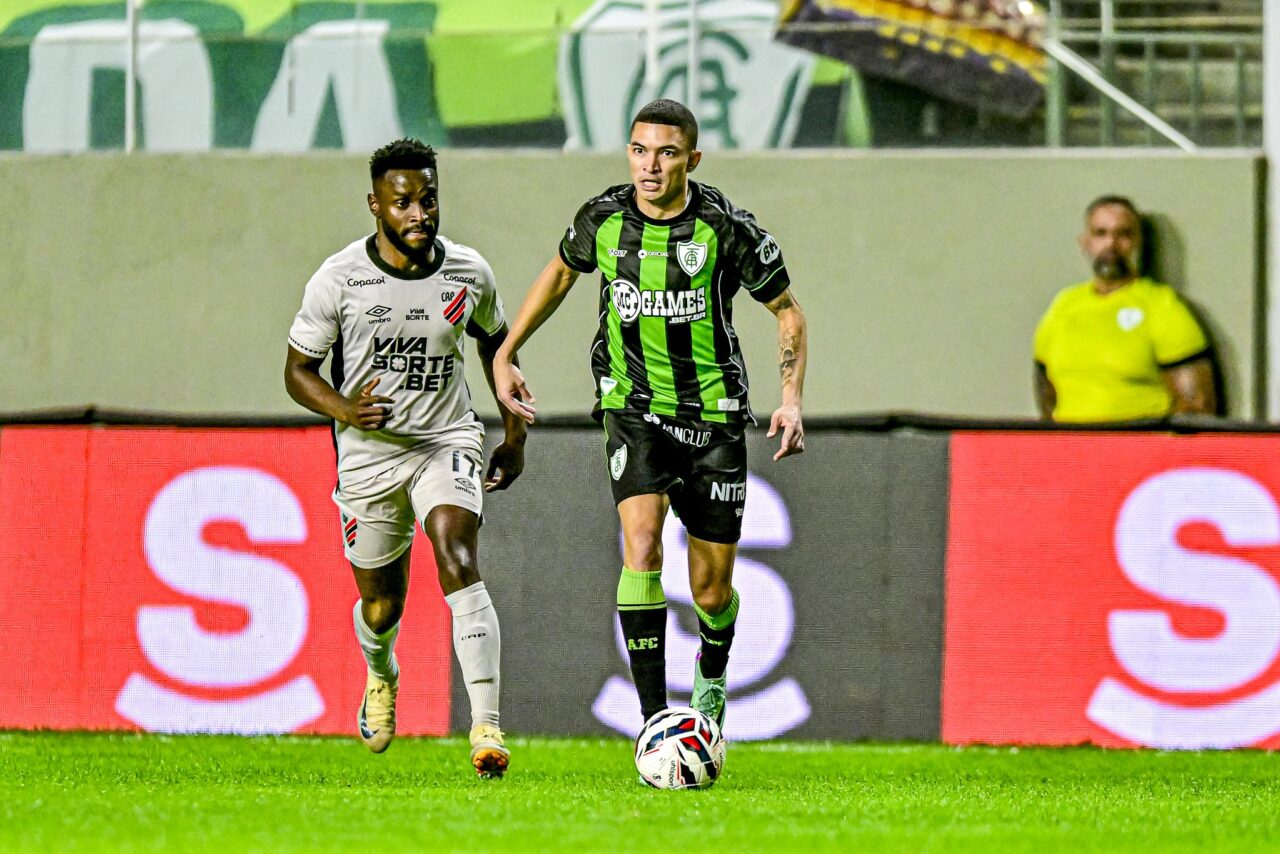 Steven Mendoza, do Athletico, contra o América