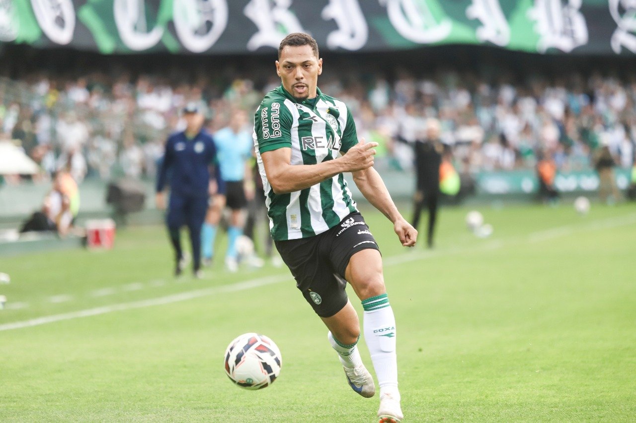 O lateral-direito Alex Silva, do Coritiba