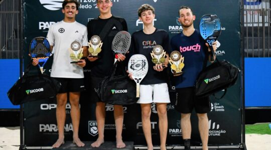 Eduardo Fonsatti de branco e Murilo Chaves de preto no pódio