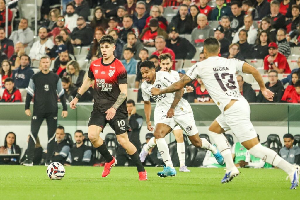 Zapelli em Athletico 1x1 Ferroviária