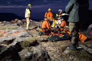 Bombeiros preparam operação de resgate em cânion