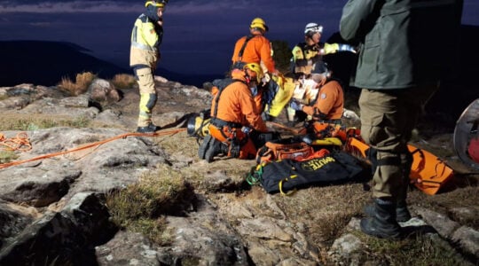 Bombeiros preparam operação de resgate em cânion
