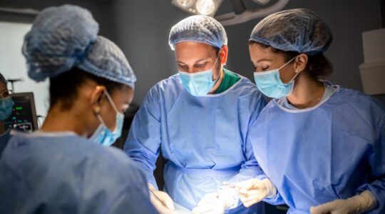 Cirurgia plástica – Créditos Freepik