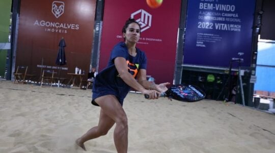 A curitibana Marcela Vita no beach tennis