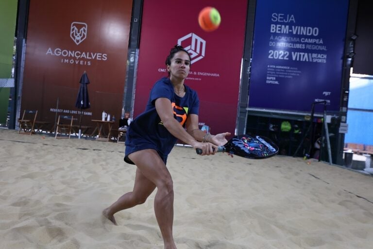 A curitibana Marcela Vita no beach tennis