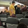 Casal de torcedores do Athletico discute com segurança do clube em avião
