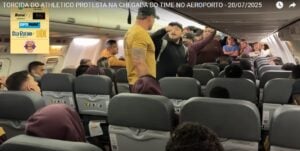 Casal de torcedores do Athletico discute com segurança do clube em avião