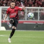 O lateral-direito Khellven, em ação pelo Athletico Paranaense