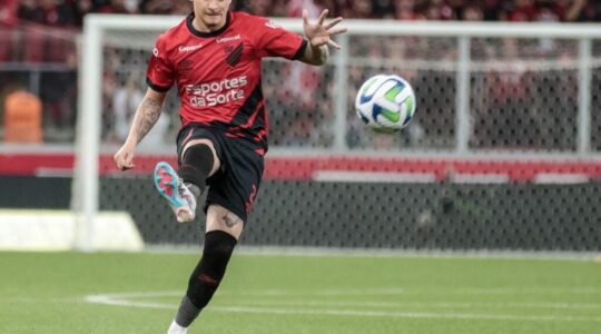 O lateral-direito Khellven, em ação pelo Athletico Paranaense
