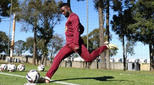 O atacante colombiano Steven Mendoza, do Athletico Paranaense