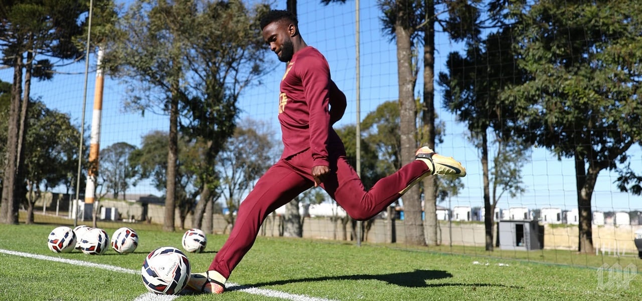 O atacante colombiano Steven Mendoza, do Athletico Paranaense