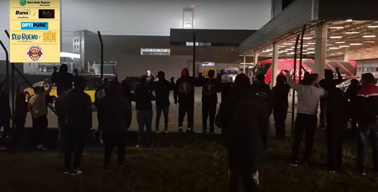Protesto de torcedores do Athletico no aeroporto