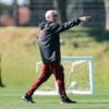 O técnico do Athletico, Odair Hellmann