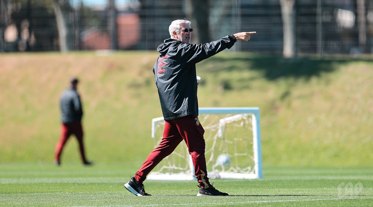 O técnico do Athletico, Odair Hellmann