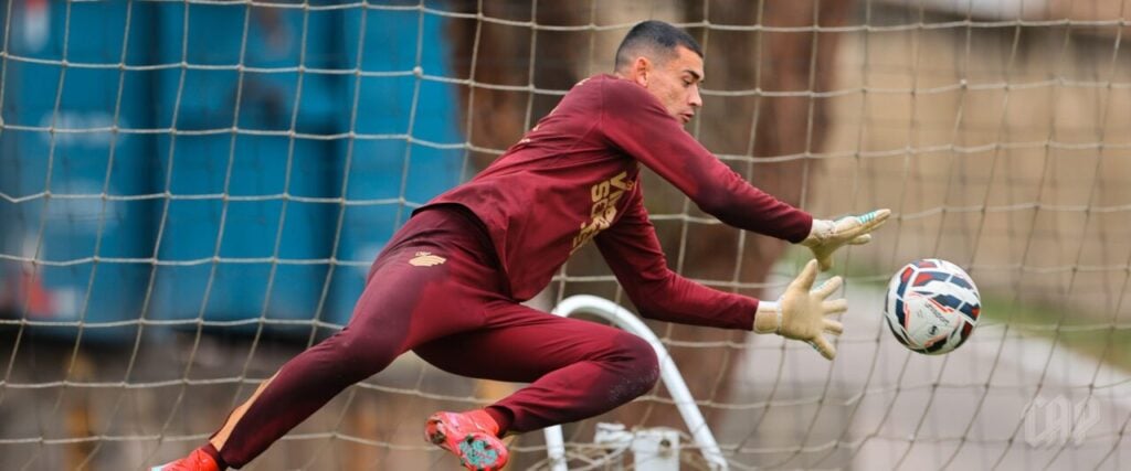 O goleiro Santos, do Athletico