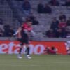 Bola toca no rosto de Dudu, do Athletico, no jogo com a Ferroviária