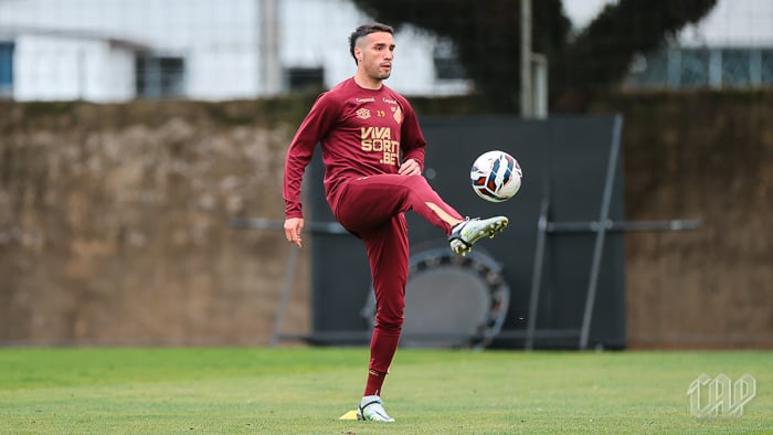 O lateral Gastón Benavídez, do Athletico