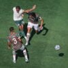 João Pedro chuta para marcar gol do Chelsea, contra o Fluminense