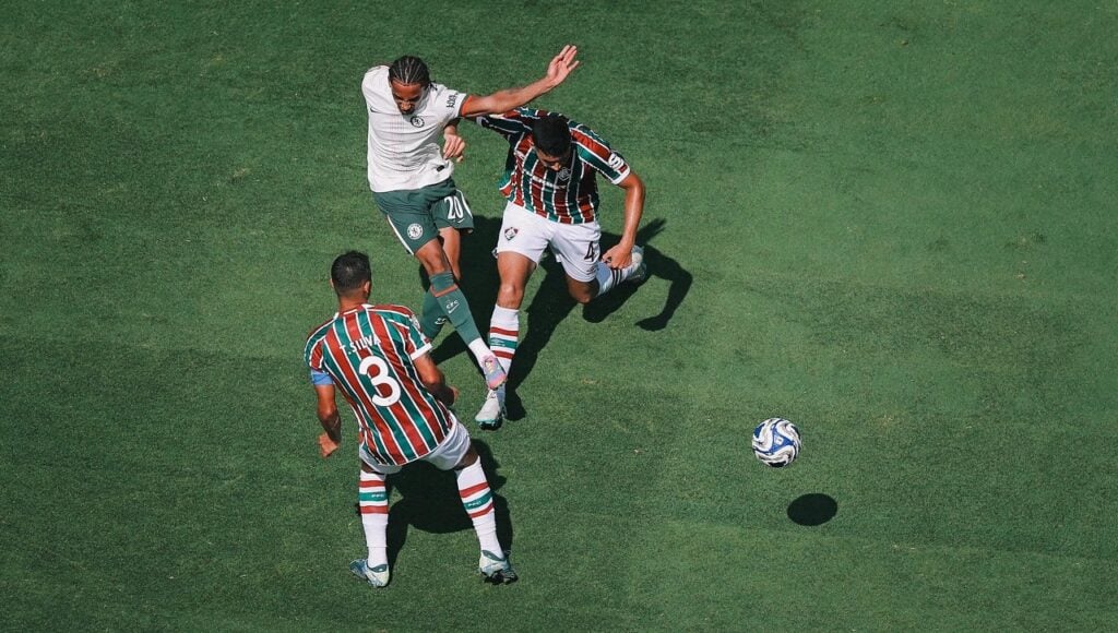João Pedro chuta para marcar gol do Chelsea, contra o Fluminense