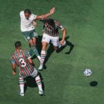 João Pedro chuta para marcar gol do Chelsea, contra o Fluminense