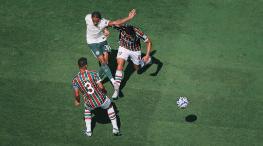 João Pedro chuta para marcar gol do Chelsea, contra o Fluminense