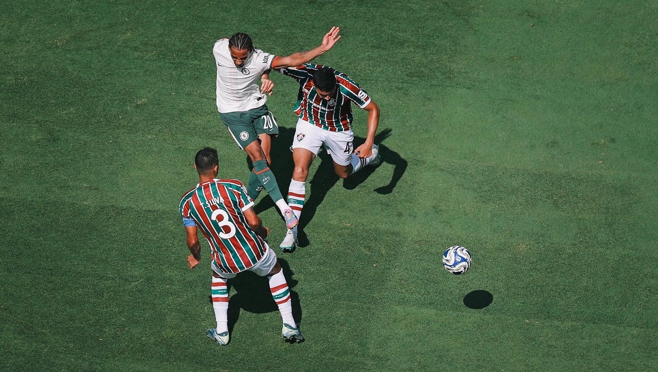 João Pedro chuta para marcar gol do Chelsea, contra o Fluminense